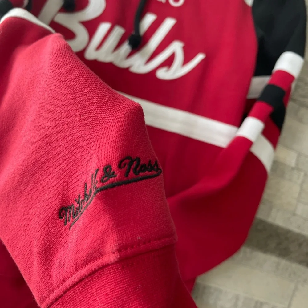 Mitchell & Ness Chicago Bulls hoodie ❤️🖤 - Picture 3 of 5